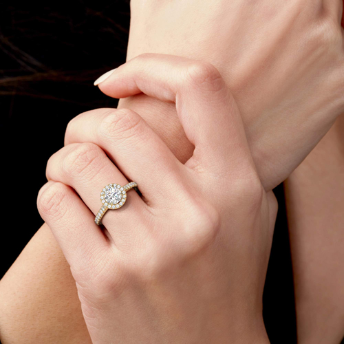 Diamond,Ring,On,Fashion,Woman